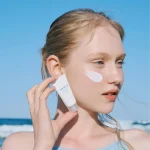 Centella Hyalu-Cica Water Fit Sun Serum SPF50+ PA++++ 15mL Skin1004 - Imagen 2